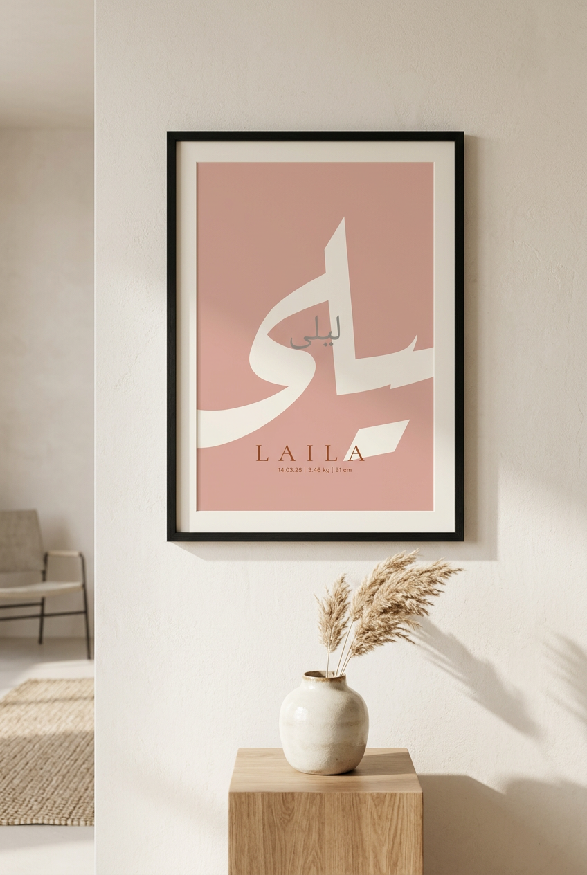 Gerahmtes Kelime-Poster an einer warmen Naturpapier-Wand mit weichem Tageslicht