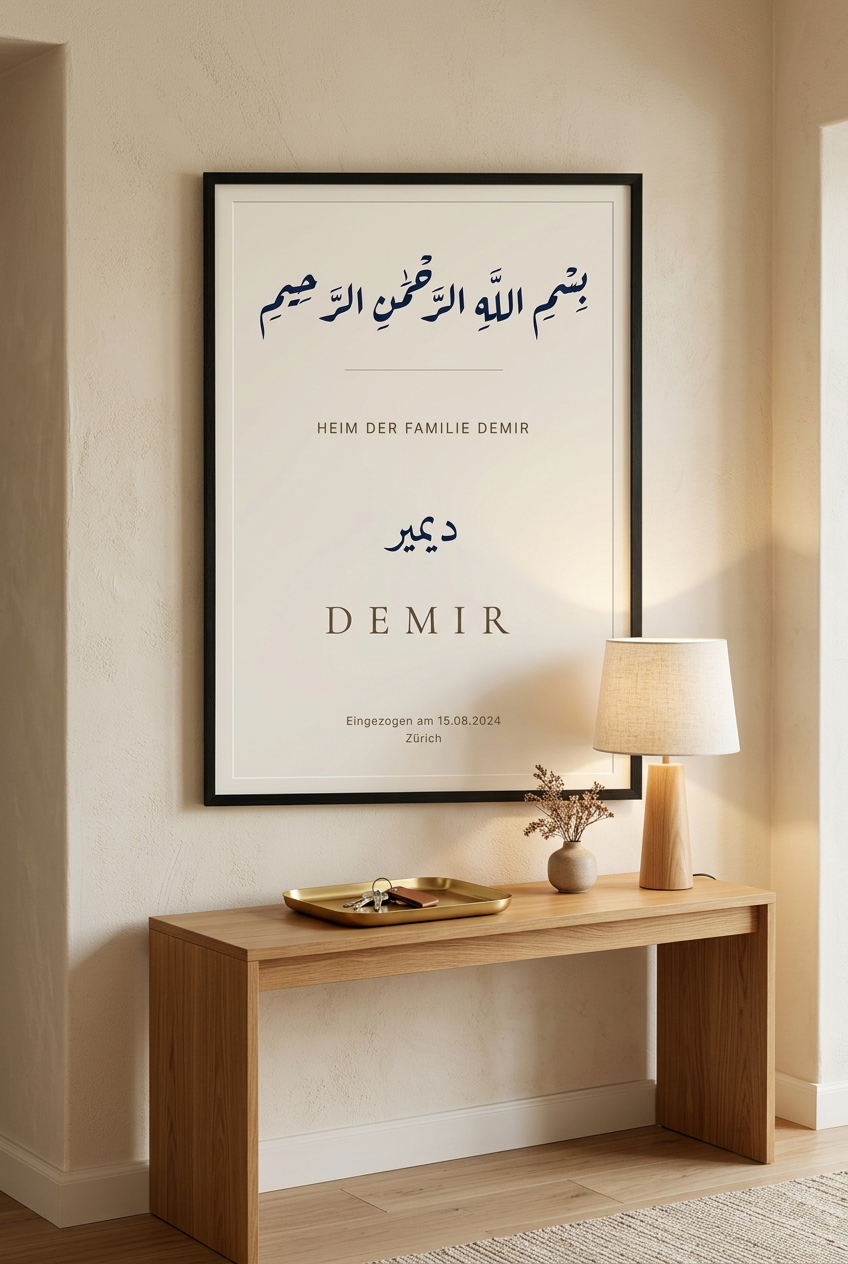 Bismillah-Poster in Eichenrahmen über hellem Sideboard